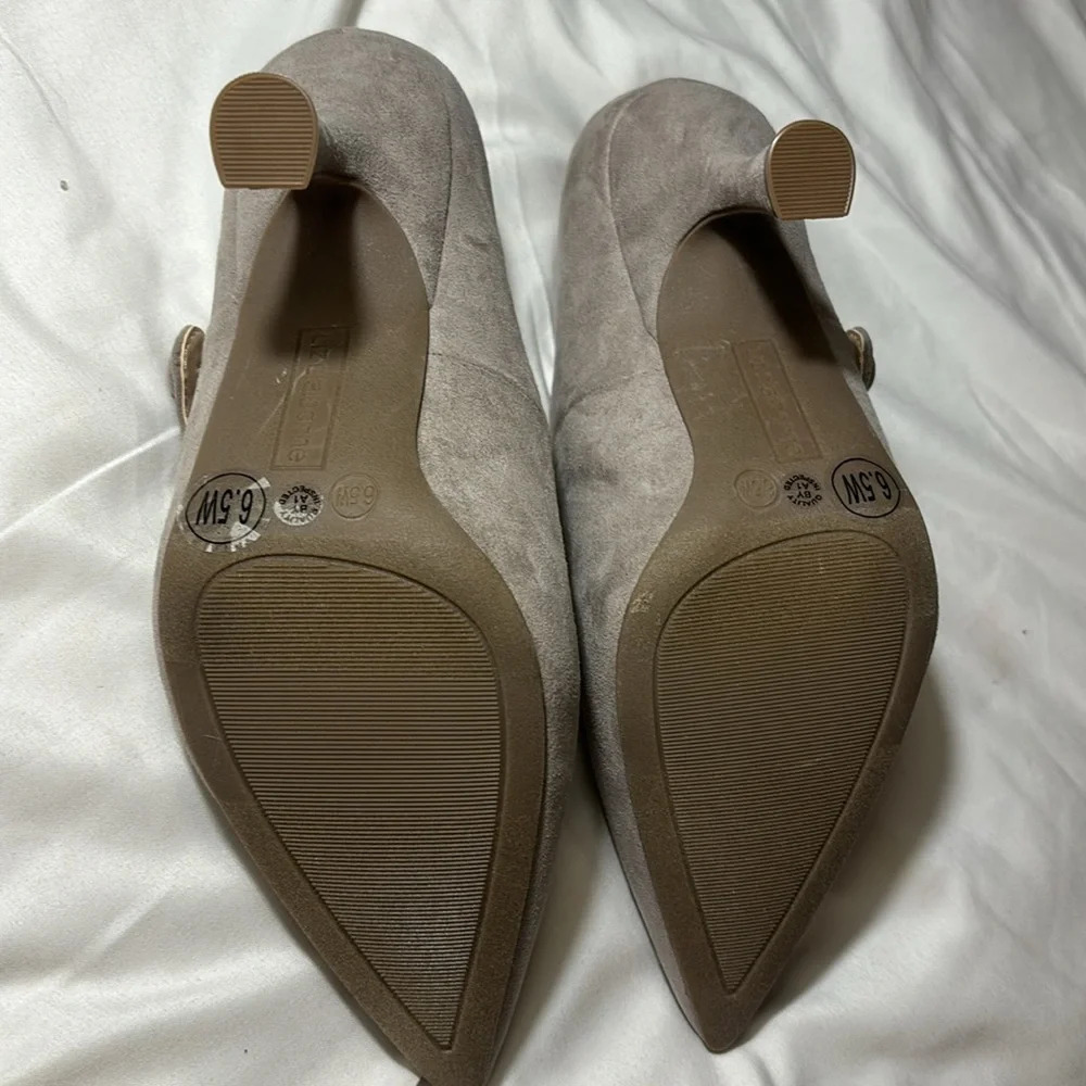 Liz Claiborne Suede Peak Pointed Toe
Spool Heel Pumps - Picture 6 of 7
